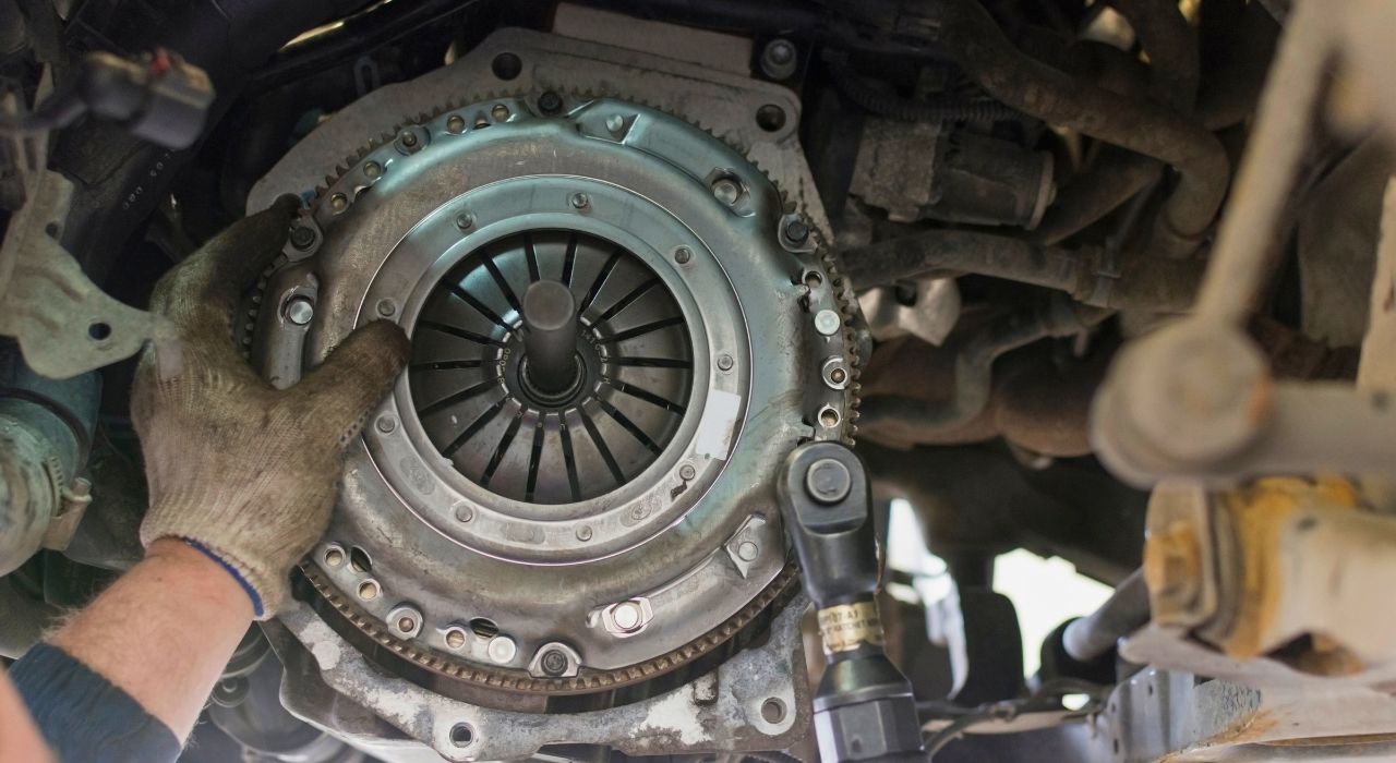 Kupplung eines Autos rutscht bei warmen Motor