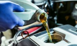 Motoroel_wird_nachgefuellt